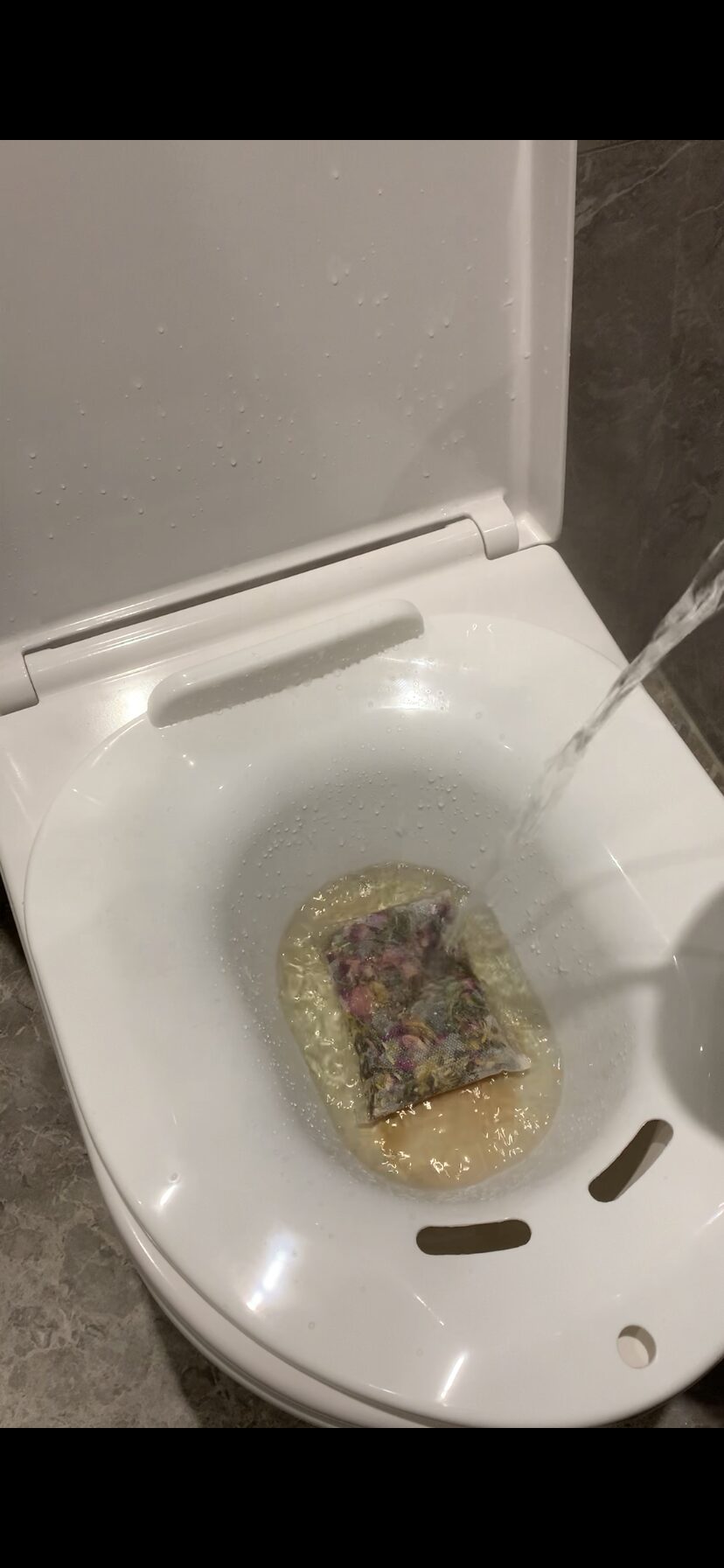 Giet hier 1 liter gekookt water overheen